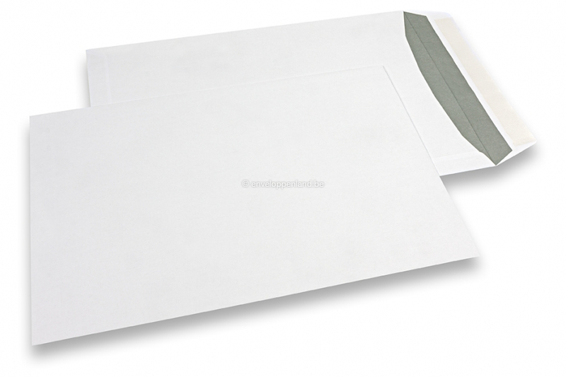 Witte papieren enveloppen, 240 x 340 mm (EC4), 120 grams, stripsluiting, gewicht per stuk ca. 21 gr.