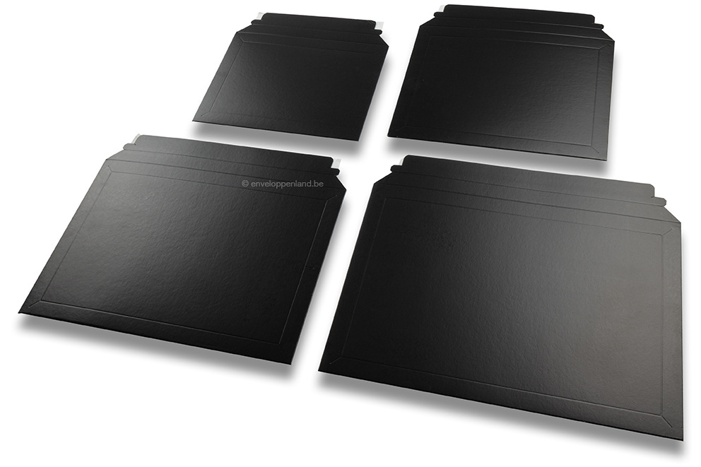 Zwarte kartonnen enveloppen